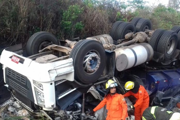 Acidente na BR-101; carreta capotou