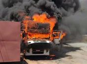 Carreta é destruída por incêndio durante manutenção em oficina na AL-105; veja vídeo