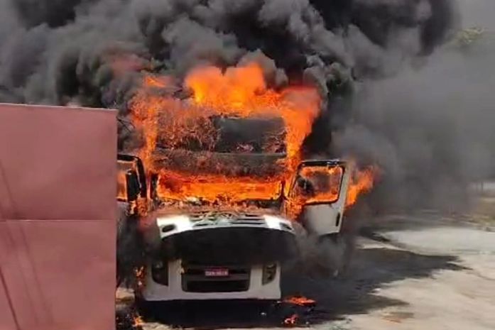 Carreta é destruída por incêndio durante manutenção em oficina na AL-105; veja vídeo