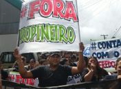 Vídeos: Moradores realizam manifestação contra a corrupção em Mata Grande