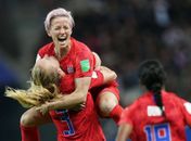 Megan Rapinoe comemora o 13º gol contra a equipe da Tailândia.