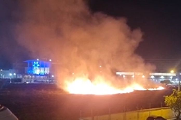 Incêndio atinge área de mata em frente a shopping na parte alta de Maceió