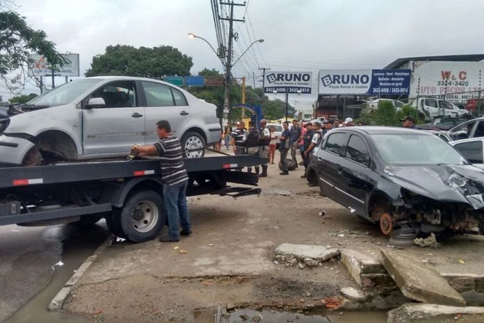 SMTT recolhe veículos que obstruíam passagem