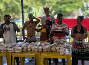 Pessoas em situação de rua participam de ação de Natal