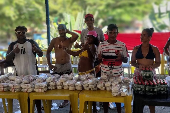 Pessoas em situação de rua participam de ação de Natal