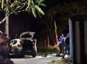 Motorista de aplicativo é encontrado morto com marcas de tiro após colidir carro em poste