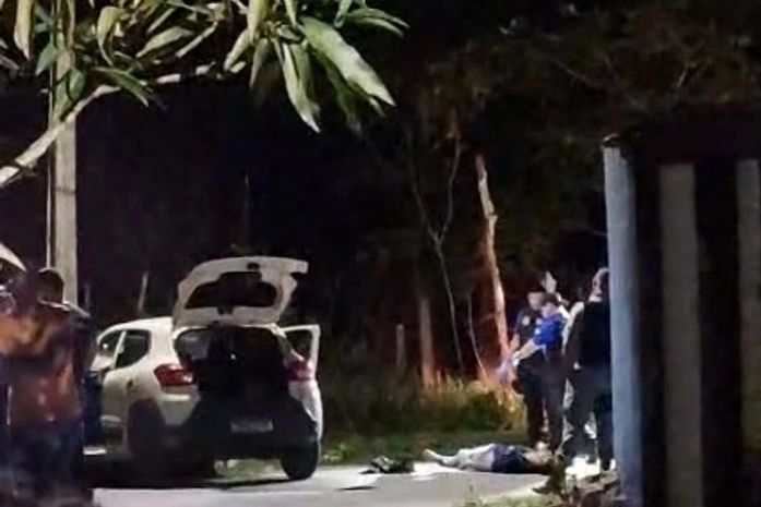 Motorista de aplicativo é encontrado morto com marcas de tiro após colidir carro em poste