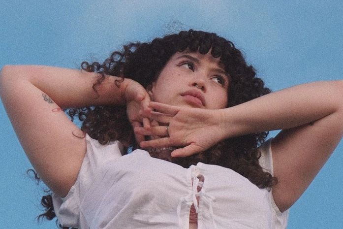 Cantora alagoana mergulha na dualidade da paixão no single “é como o céu quando você me toca”, com lançamento no dia 30 de julho