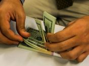 Dólar cai pela primeira vez em 11 dias com menos casos de coronavírus