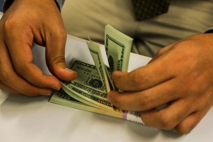 Dólar cai pela primeira vez em 11 dias com menos casos de coronavírus
