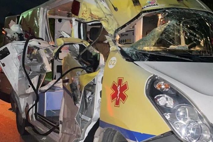 Ambulância ficou destruída após acidente