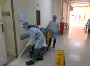 Auxiliares de limpeza contam sua rotina em hospital durante pandemia