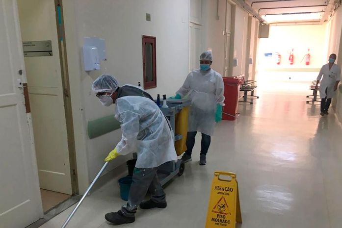 Auxiliares de limpeza contam sua rotina em hospital durante pandemia