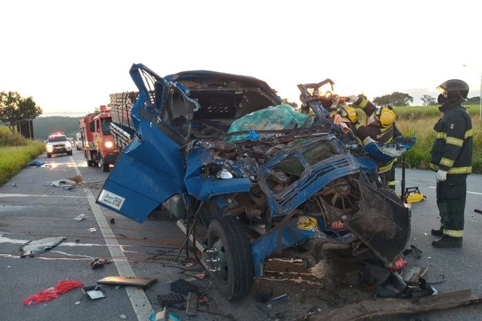 Corpo de motorista de caminhão fica preso nas ferragens após colisão em BR 101