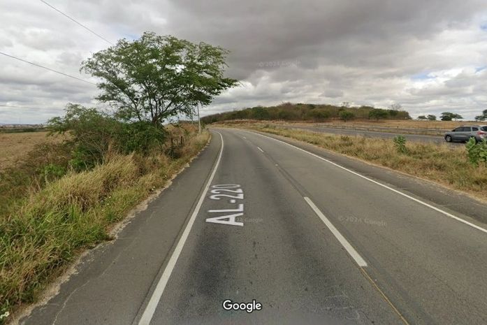 Mulher morre após ser atropelada por carro em trecho da AL-220, em Piranhas