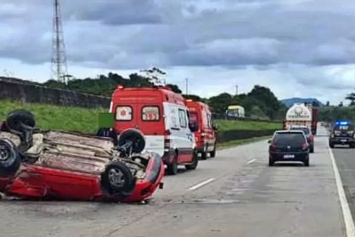Mãe e filha morrem após capotamento de carro, na BR-101