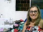 Merendeira produz máscaras para doar a alunos no retorno às aulas