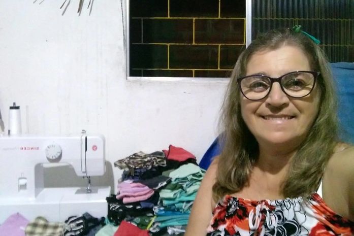 Merendeira produz máscaras para doar a alunos no retorno às aulas