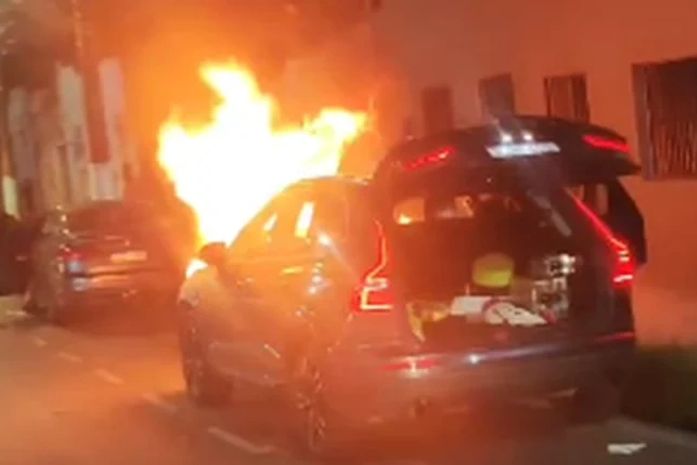 Carro de luxo pega fogo no bairro do Jaraguá, em Maceió