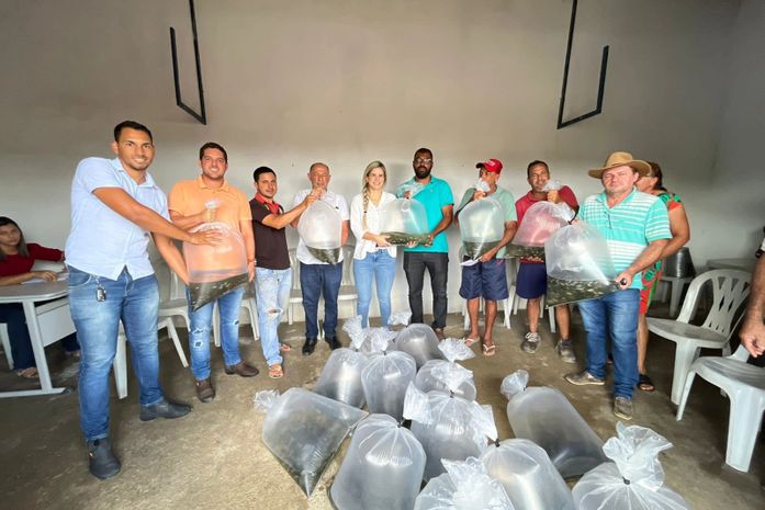Prefeita Ceci Rocha distribui mais de 20 mil alevinos e fortalece psicultura no distrito Ouricuri, em Atalaia