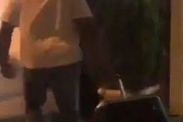 Major deixa hotel com malas