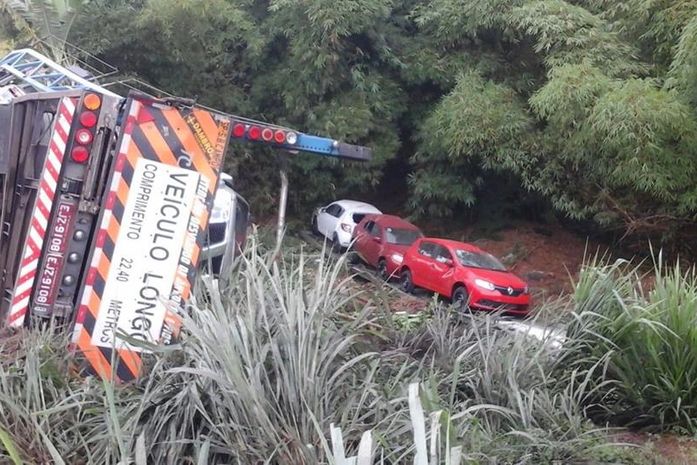 Veículos foram danificados por conta do acidente