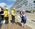 Agentes bilíngues do Ronda no Bairro recepcionam turistas no Porto de Maceió com a chegada do primeiro cruzeiro da temporada 2025/26