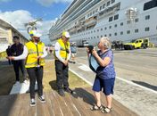 Agentes bilíngues do Ronda no Bairro recepcionam turistas no Porto de Maceió com a chegada do primeiro cruzeiro da temporada 2025/26