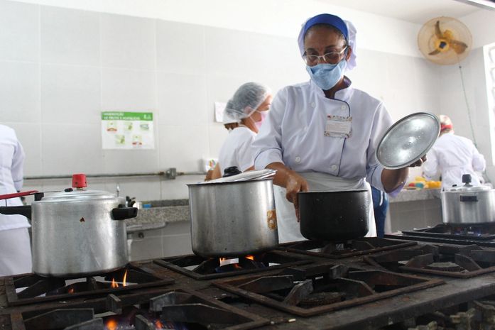 Pela 2ª vez, merendeira da rede municipal está na final de concurso alagoano
