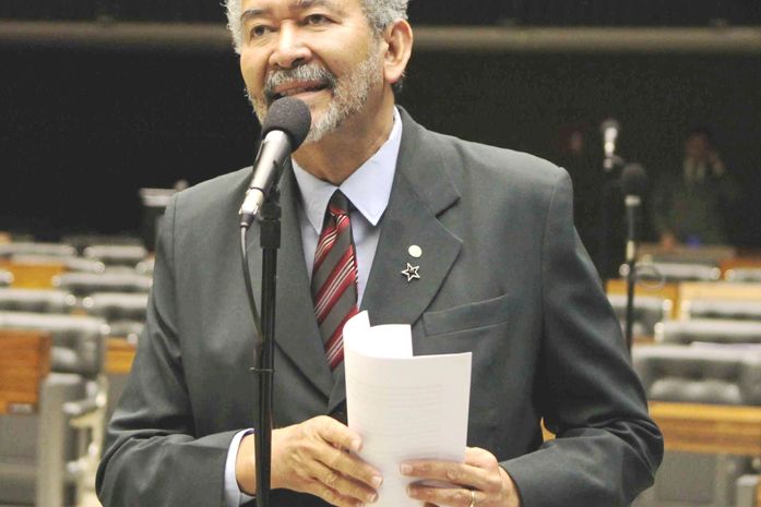 Deputado Paulão leva caso de agressão a filho de cantor à Brasília