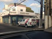 PMs interditam rua no Farol