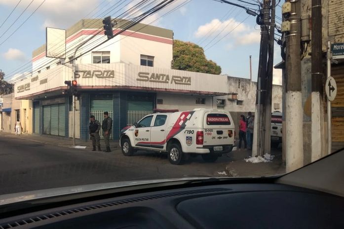 PMs interditam rua no Farol