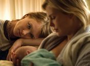 Chalize Theron e o lado B da maternidade na comédia "Tully"