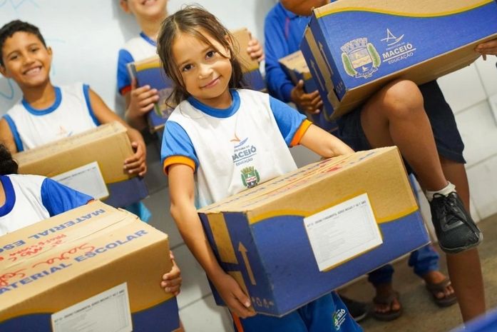 Educação distribui 6.932 kits escolares, materiais pedagógicos e equipamentos