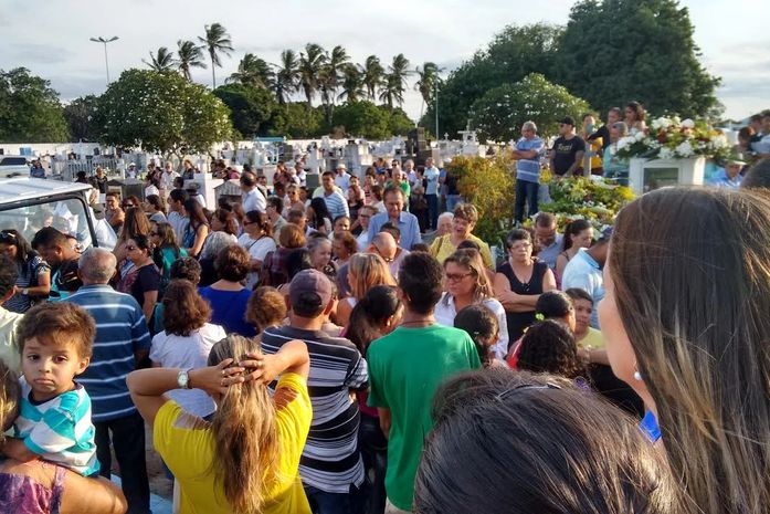 Comoção e aplausos marcaram sepultamento de publicitário arapiraquense