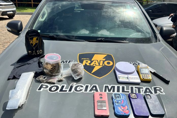 Denúncia de violência doméstica leva PM a apreender drogas e prender dois suspeitos em Maceió