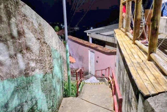 Polícia identifica jovem morto a tiros em escadaria de igreja em Ipioca