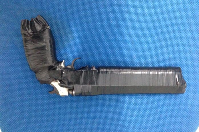 Arma artesanal foi apreendida na ação