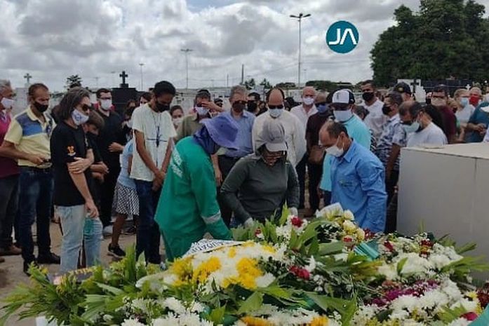 Comoção marca o sepultamento de Paulo do Bar em Arapiraca
