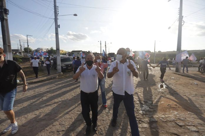 Tarcizo Freire faz caminhada no bairro Olho D'água dos Cazuzinhos