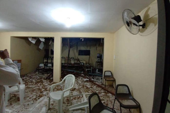 Queda de arvore destrói parcialmente igreja evangélica em Palmeira dos Índios