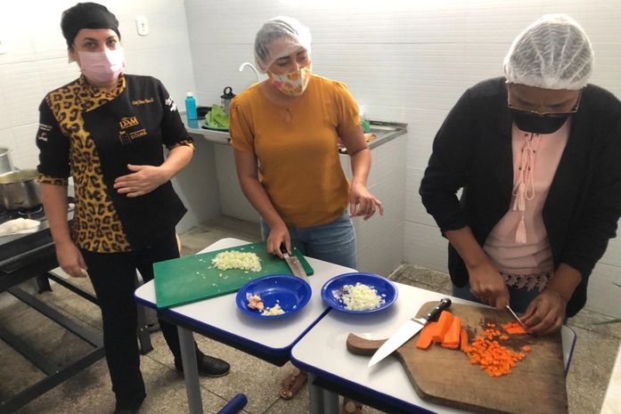 Merendeiras da Rede Municipal de Ensino de Delmiro Gouveia, participam de capacitação sobre técnicas culinárias