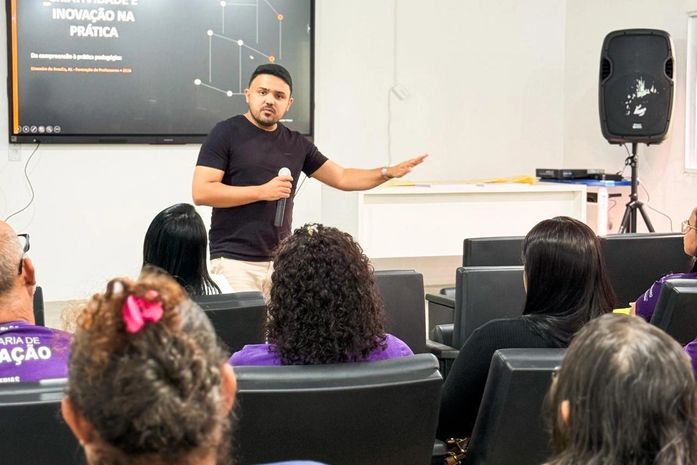 Limoeiro de Anadia promove formação com educadores sobre uso da Inteligência Artificial