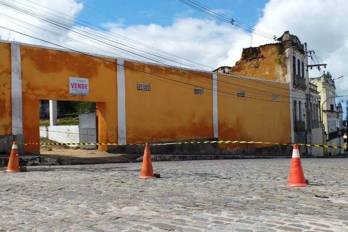 Parte de avenida em Penedo está interditada por risco de desabamento de prédio