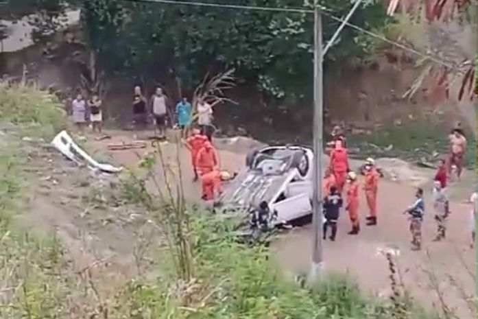 Mulher fica ferida após carro descer ribanceira e capotar no Jacintinho