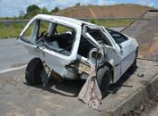 Veículo ficou totalmente destruído após acidente