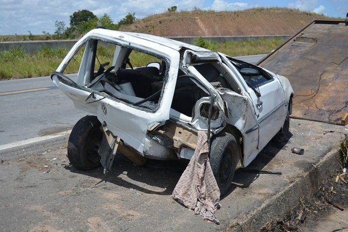Veículo ficou totalmente destruído após acidente