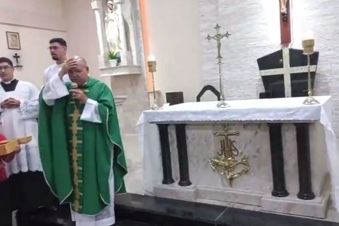 Homem ensanguentado invade igreja e interrompe missa em Maceió; assista ao vídeo