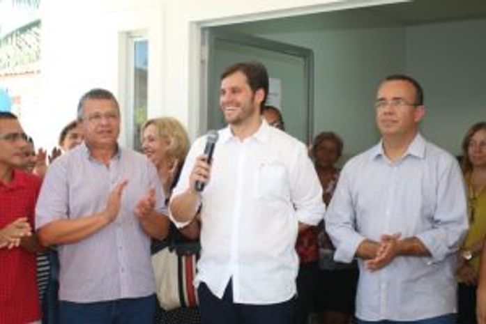 Prefeito entrega reforma do PSF da Ilha de Santa Rita
