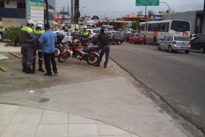Operação flagra veículos transitando na contramão